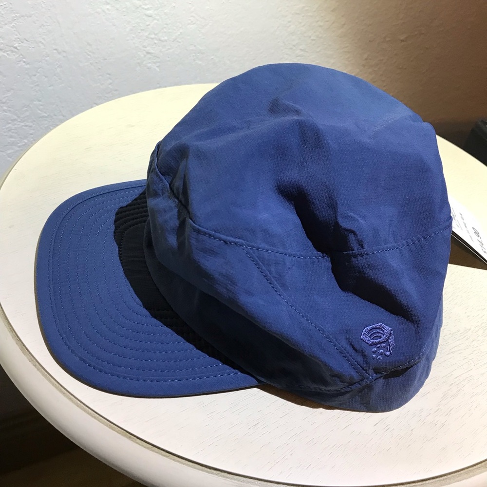 Mountain Hardware gloves and hat